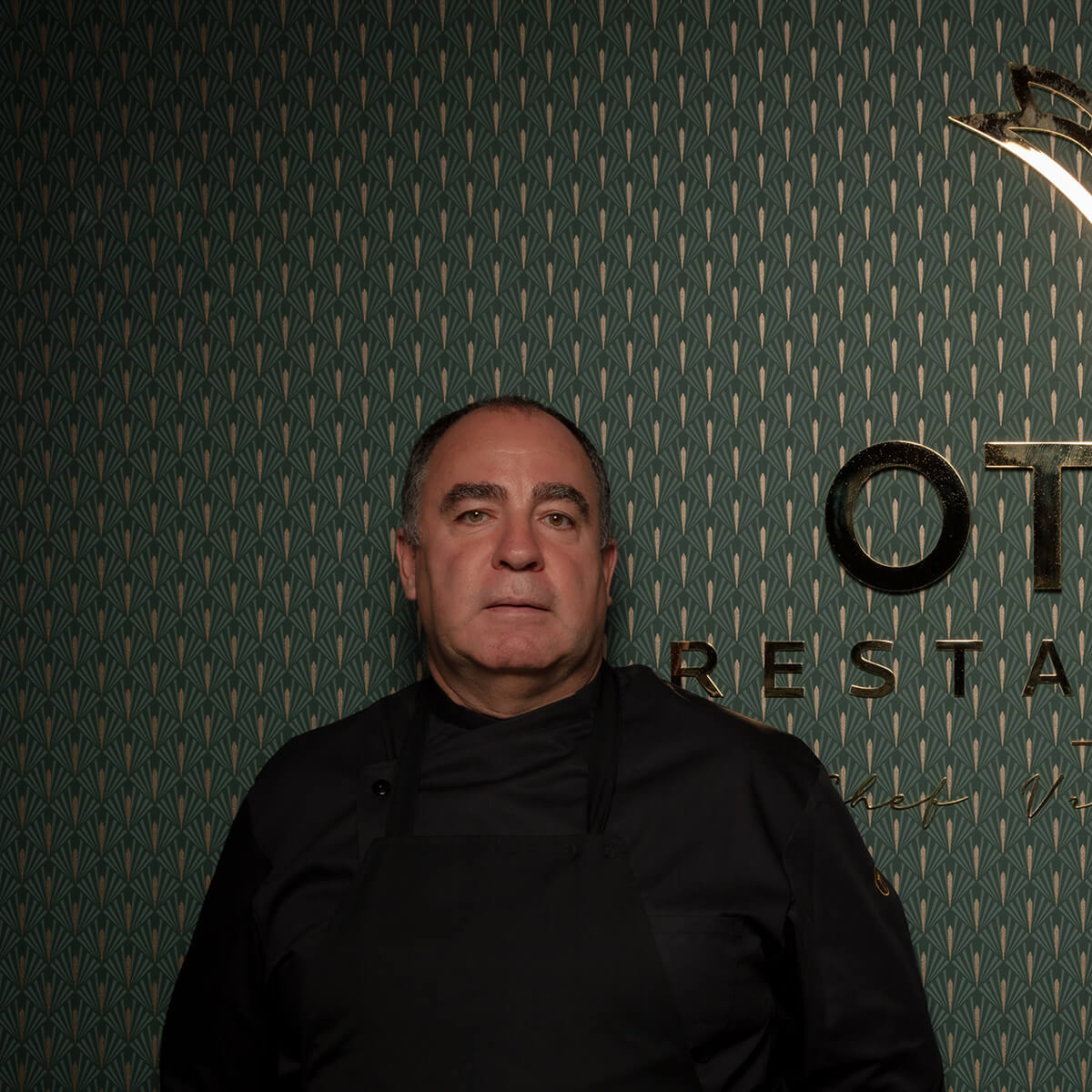 Vitor Sobral Vitor Sobral Aos 53 anos, o percurso de Vítor Sobral confunde-se com a história da gastronomia portuguesa das últimas três décadas. Em 1999, foi homenageado Chef do Ano pela Academia Portuguesa de Gastronomia, e em 2006, recebeu o grau de Comendador da Ordem do Infante D. Henrique das mãos do então presidente Jorge Sampaio, pelo trabalho de divulgação e promoção que fez de Portugal no mundo. É o chef português mais presente no mundo, com restaurantes em dois continentes. Depois da sua primeira “Esquina”, a Tasca da Esquina em Lisboa (2009), multiplicou as Esquinas em Campo de Ourique – Peixaria da Esquina (2016) e Padaria da Esquina (2018), agora existente em mais dois bairros (Alvalade e Restelo). Pelo meio, semeou Esquinas no Brasil, onde ganhou muita fama, primeiro com a Tasca da Esquina de S. Paulo (2011), e depois com duas Padarias da Esquina, além da Tasquinha da Esquina, no Shopping Morumbi. Vai somando projectos, assessorias e mundividências sempre que considera que a qualidade e a arte da gastronomia nacional podem andar de mãos dadas.